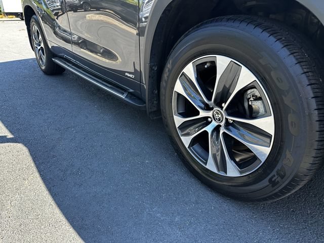 Used 2023 Toyota Highlander XLE AWD/4WD image 11