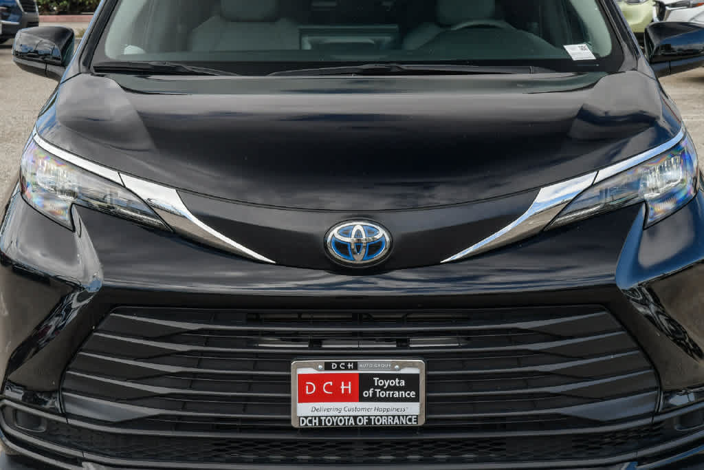 Used 2025 Toyota Sienna LE FWD image 5