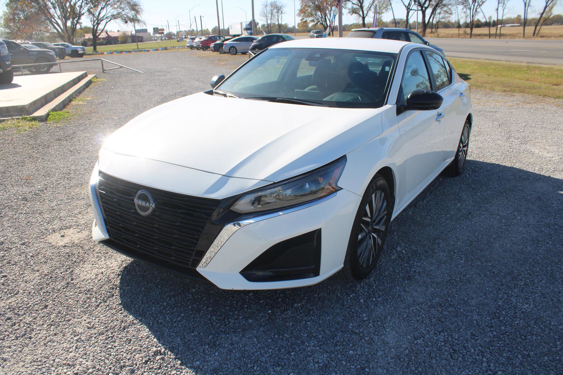 Used 2025 Nissan Altima 2.5 SV image 3