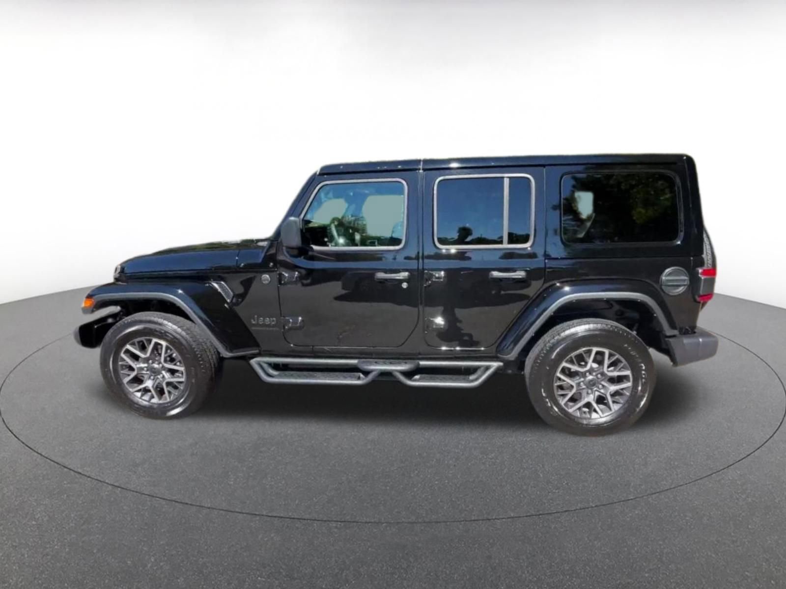 Used 2025 Jeep Wrangler Sahara image 9