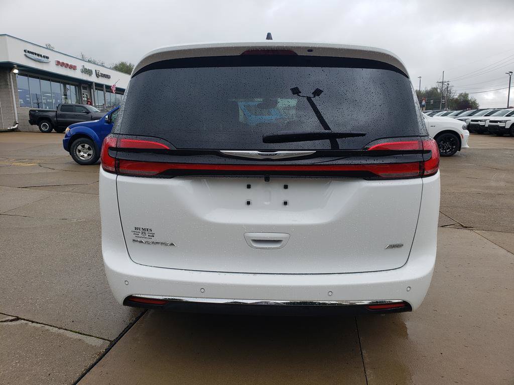 New 2026 Chrysler Pacifica Select AWD/4WD image 4