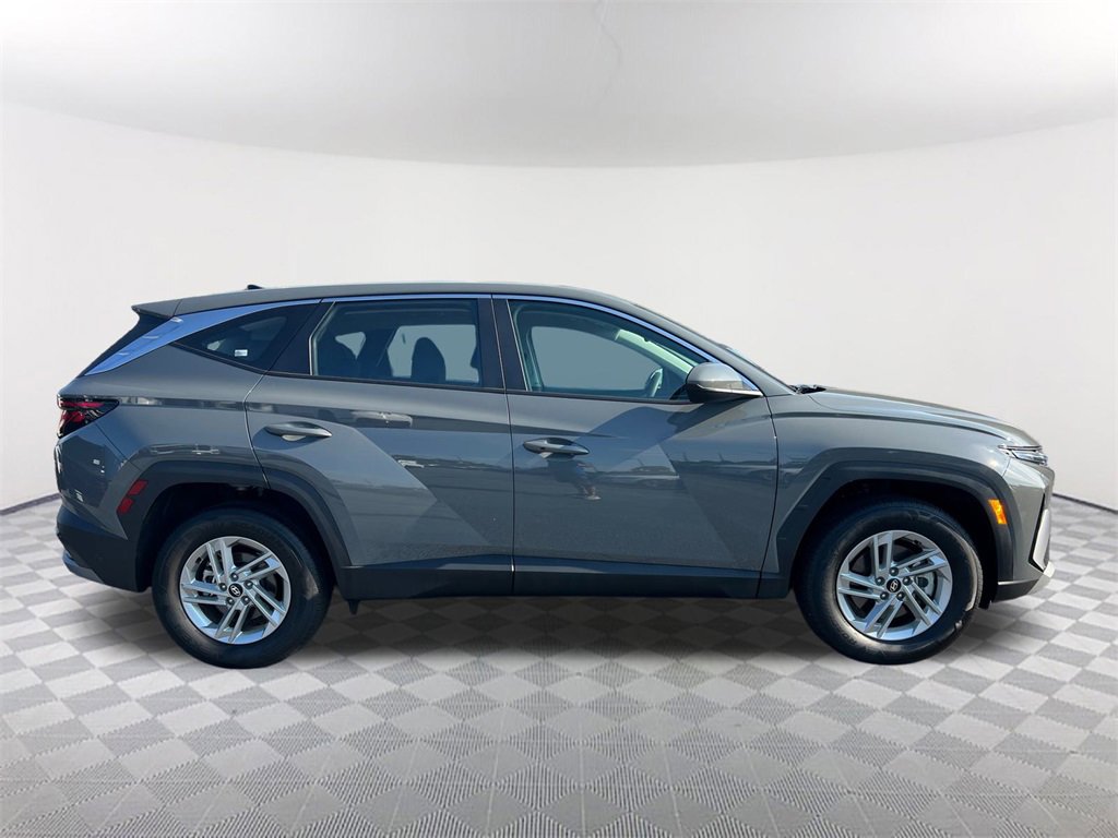 Used 2025 Hyundai Tucson SE image 4