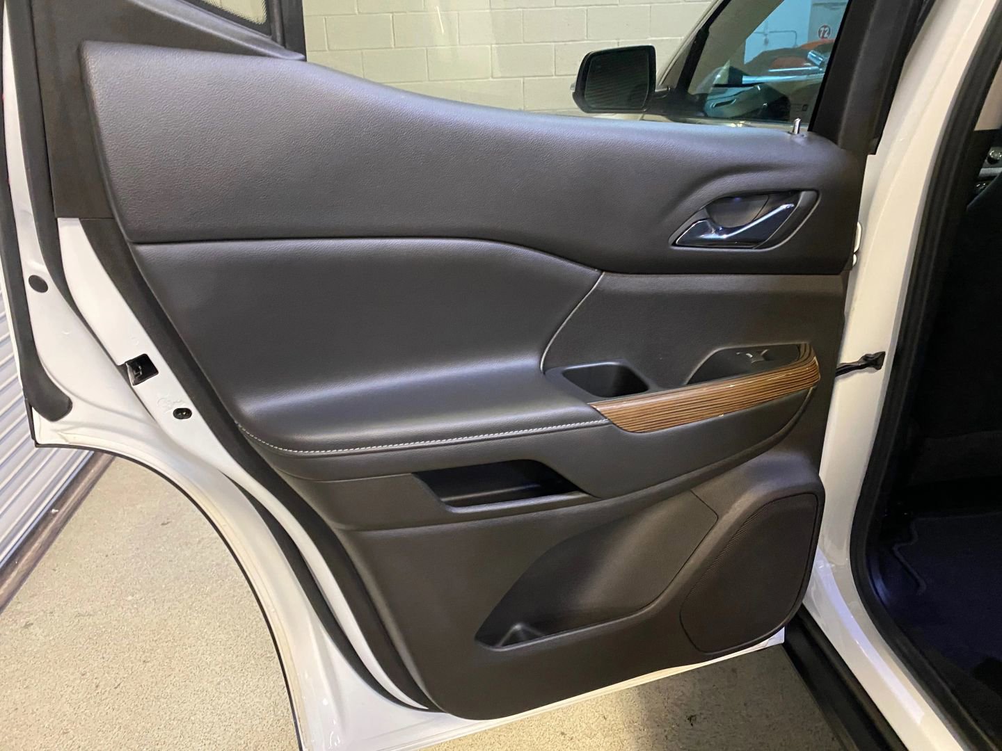 Used 2022 GMC Acadia SLE FWD image 26
