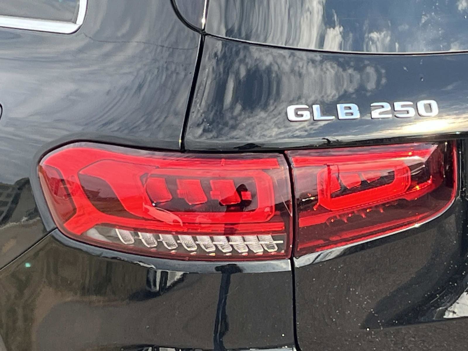 Used 2021 Mercedes-Benz GLB 250 w/ Premium Package image 9