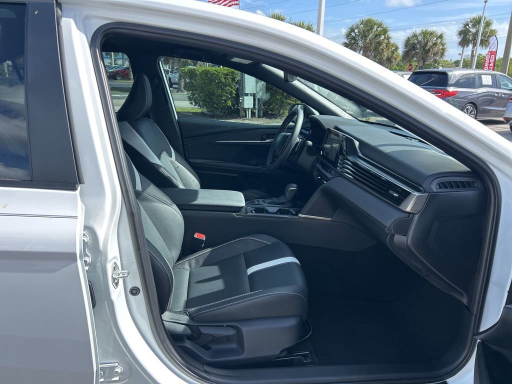 Used 2025 Toyota Camry SE w/ Convenience Package image 40