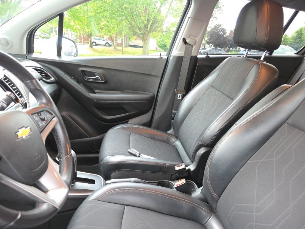 Used 2020 Chevrolet Trax LT w/ Driver Confidence Package AWD/4WD image 21