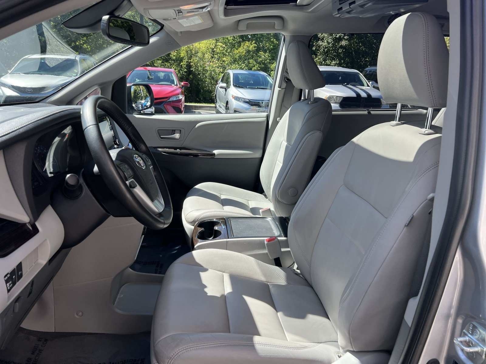 Used 2020 Toyota Sienna XLE w/ XLE Navigation Package FWD image 13