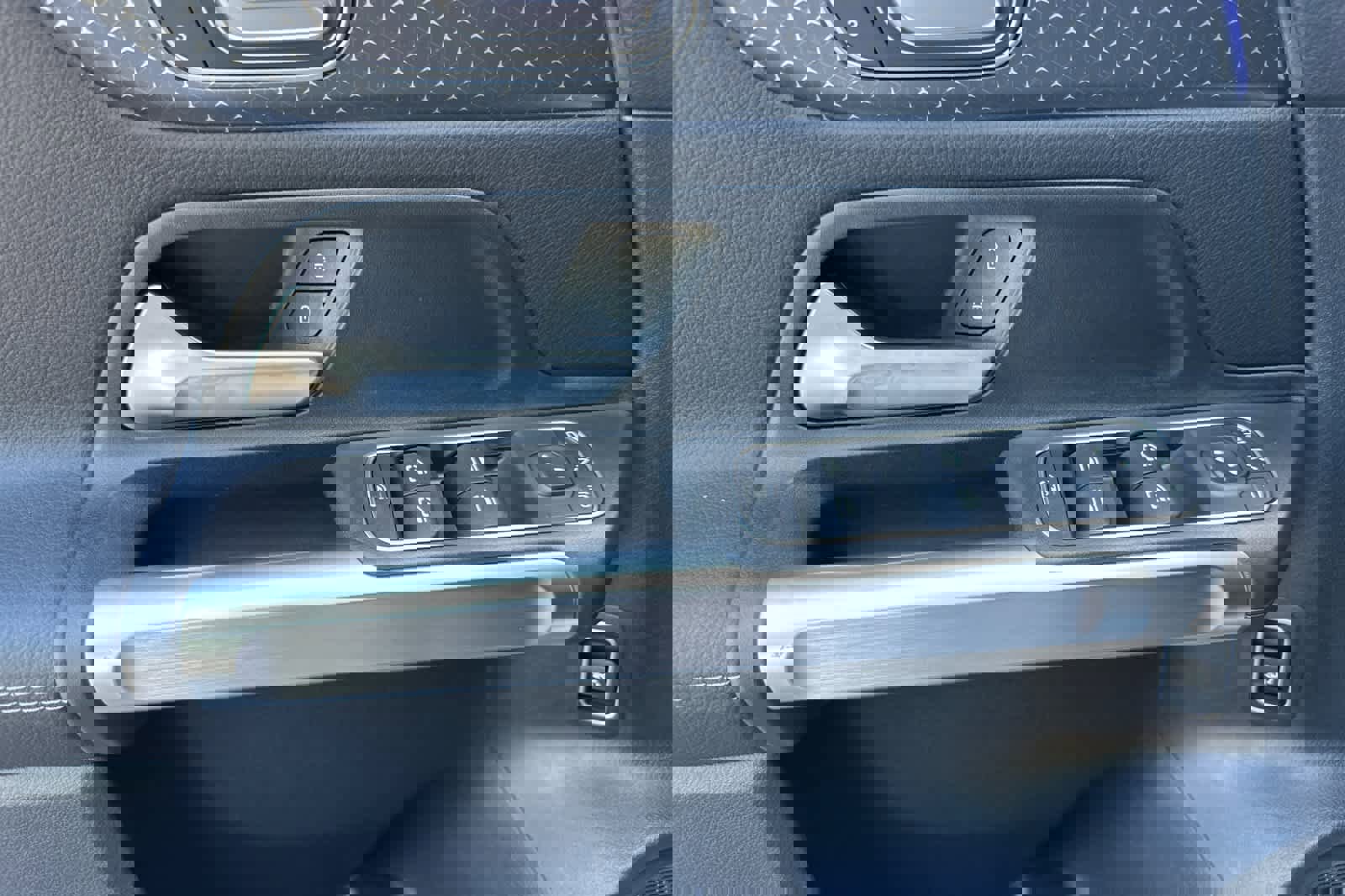 New 2025 Mercedes-Benz GLB 250 image 10