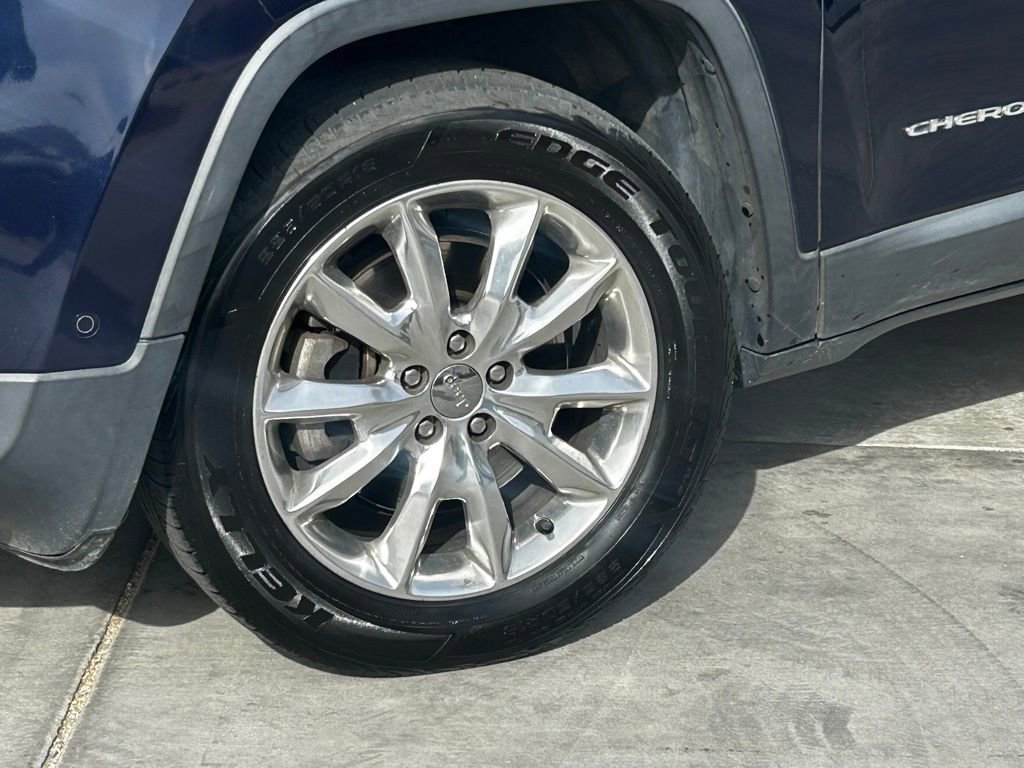 Used 2015 Jeep Cherokee Limited w/ Luxury Group image 4