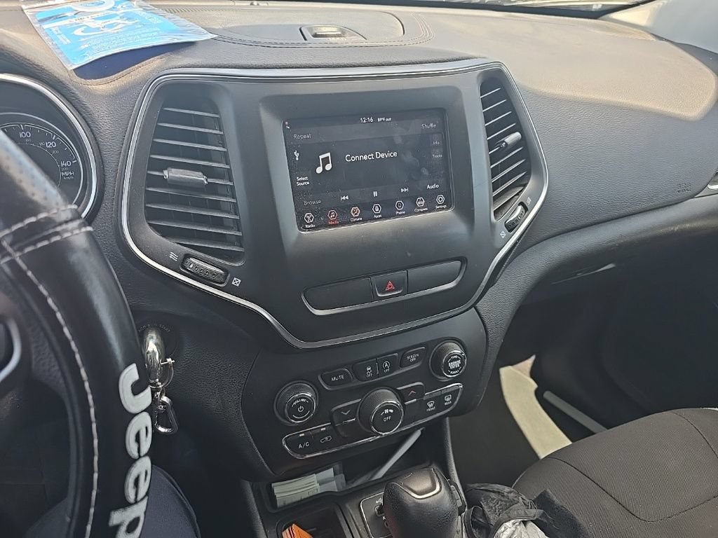 Used 2019 Jeep Cherokee Latitude w/ Popular Appearance Group FWD image 16