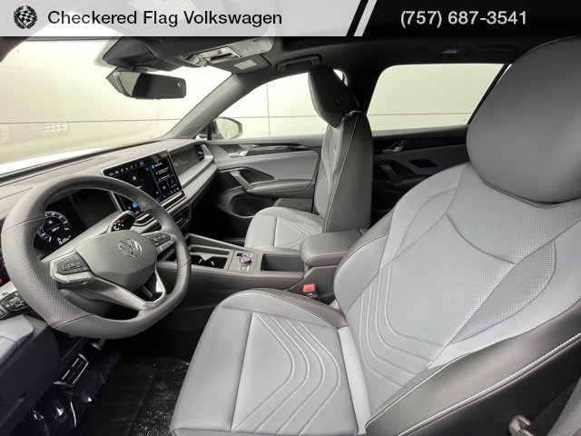 New 2025 Volkswagen Tiguan SE R-Line image 2