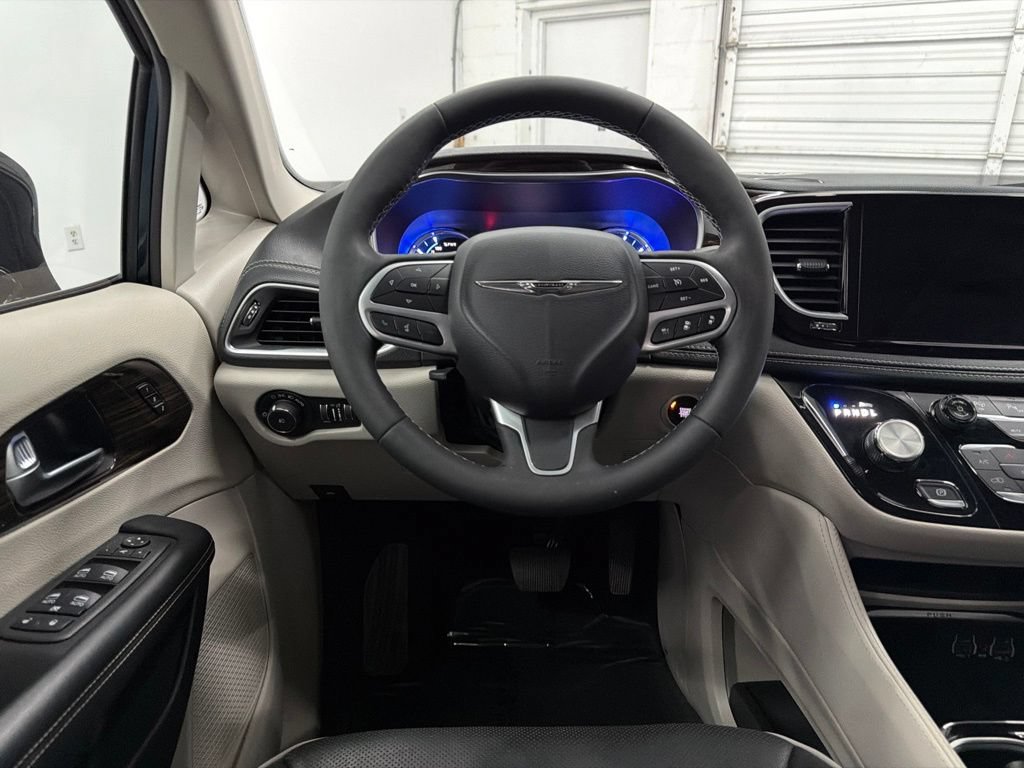 Used 2023 Chrysler Pacifica Limited FWD image 25