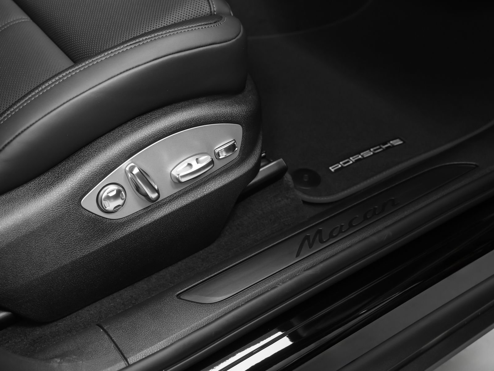 New 2026 Porsche Macan AWD/4WD image 20