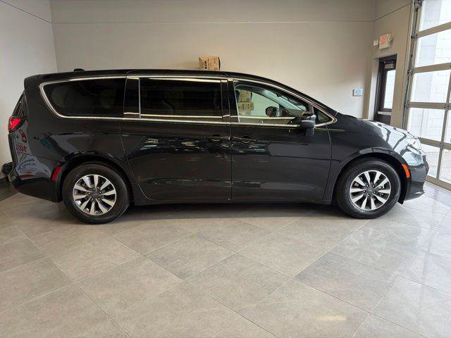 Certified 2023 Chrysler Pacifica Touring-L FWD image 19