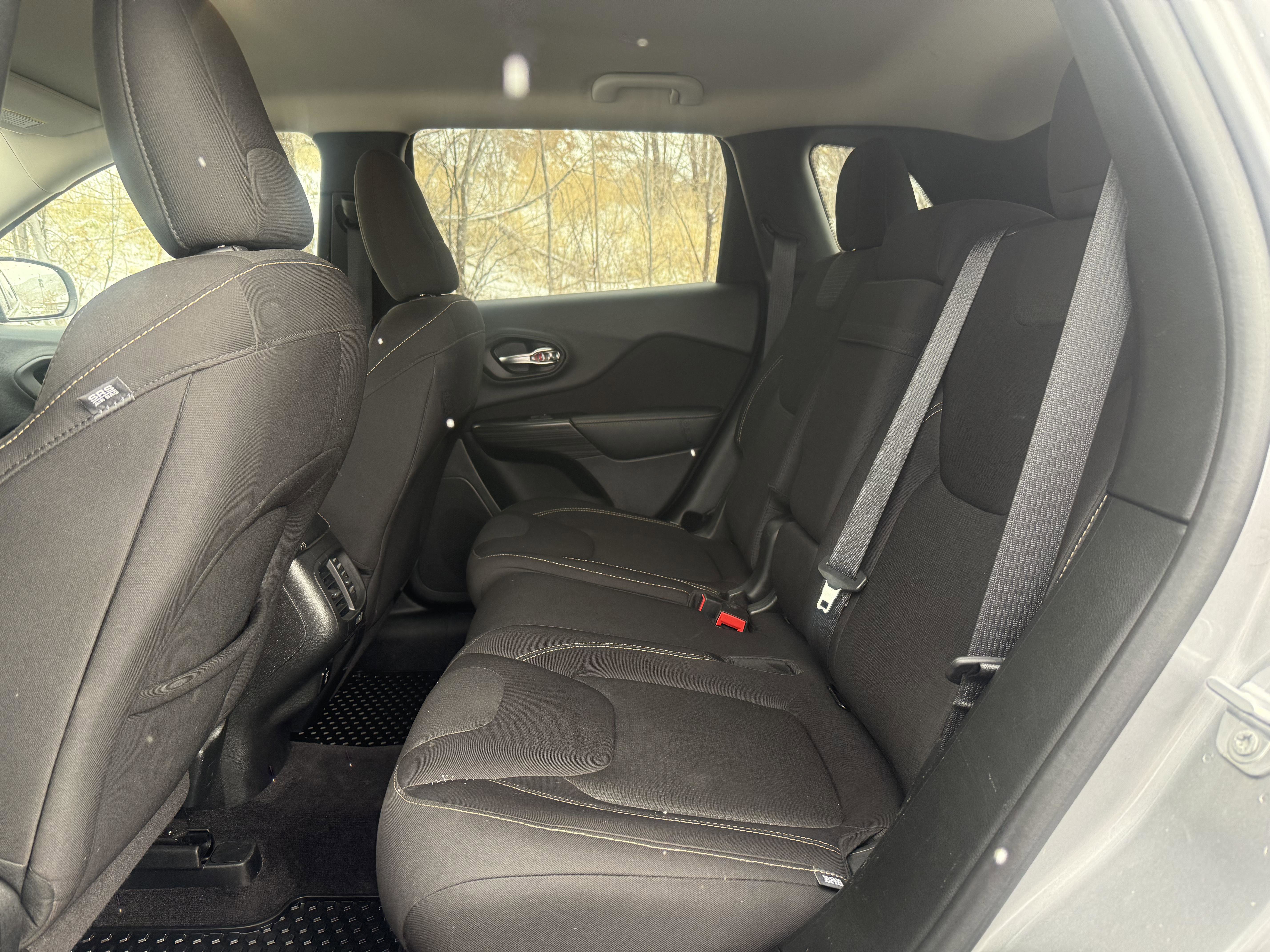 Used 2017 Jeep Cherokee Latitude w/ Cold Weather Group image 32