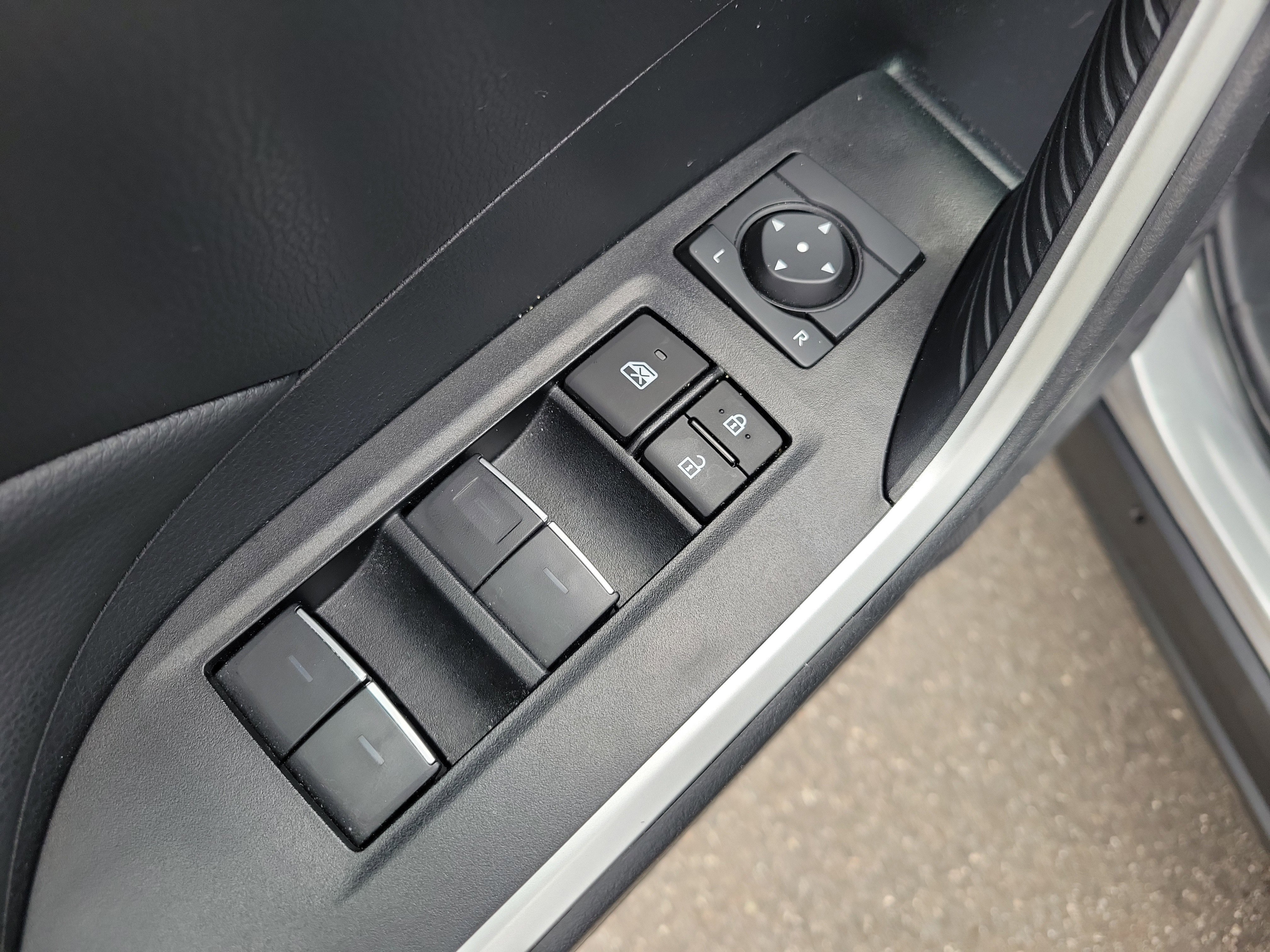 Used 2023 Toyota RAV4 SE image 20