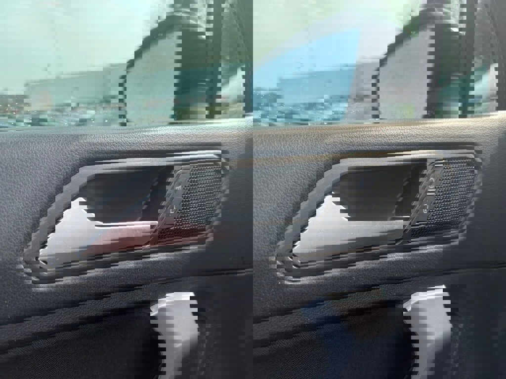 Used 2020 Volkswagen Tiguan S image 11