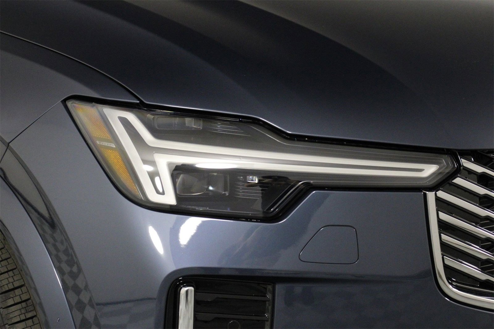 New 2026 Volvo XC90 B6 Plus w/ Protection Package Premier image 14