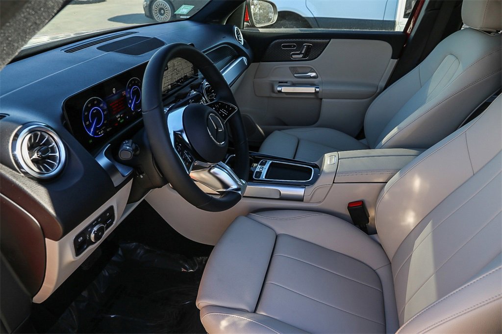 Used 2024 Mercedes-Benz EQB 300 4MATIC image 23