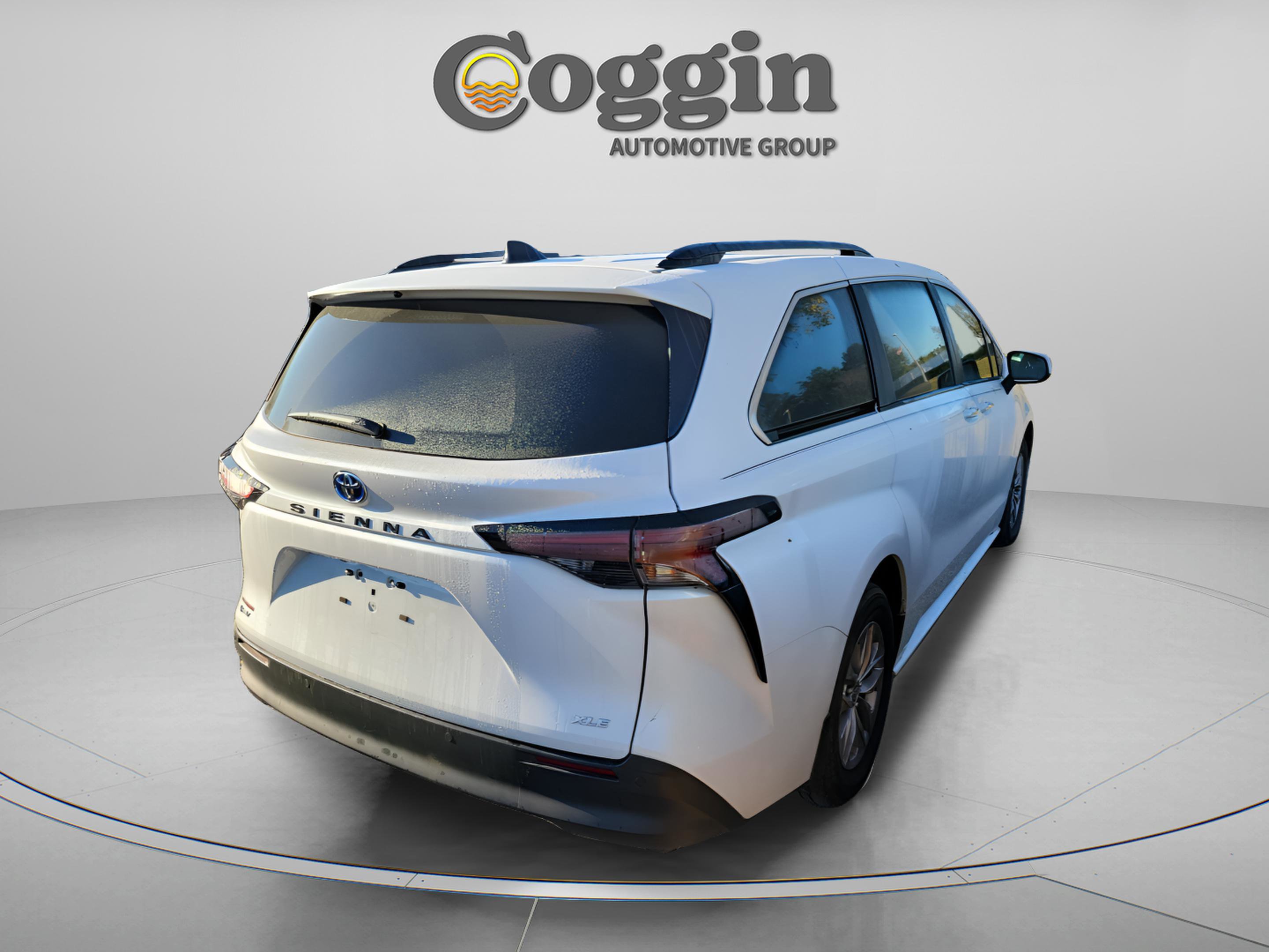 Used 2025 Toyota Sienna XLE image 4