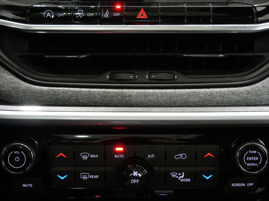 Used 2025 Jeep Compass Latitude w/ Sun & Sound Group AWD/4WD image 19