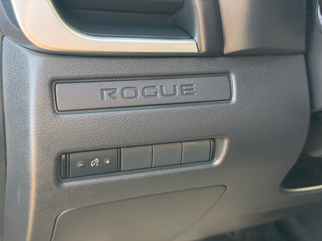 Used 2023 Nissan Rogue S image 23