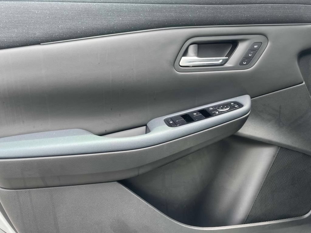 New 2026 Nissan Leaf Platinum+ w/ Cargo Package (Platinum+) FWD image 18