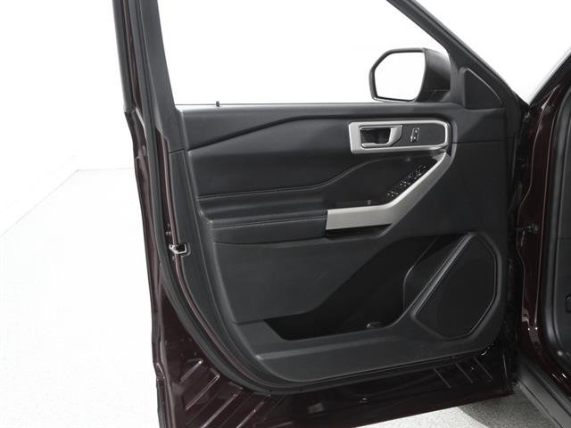 Used 2022 Ford Explorer XLT w/ Equipment Group 202A image 5