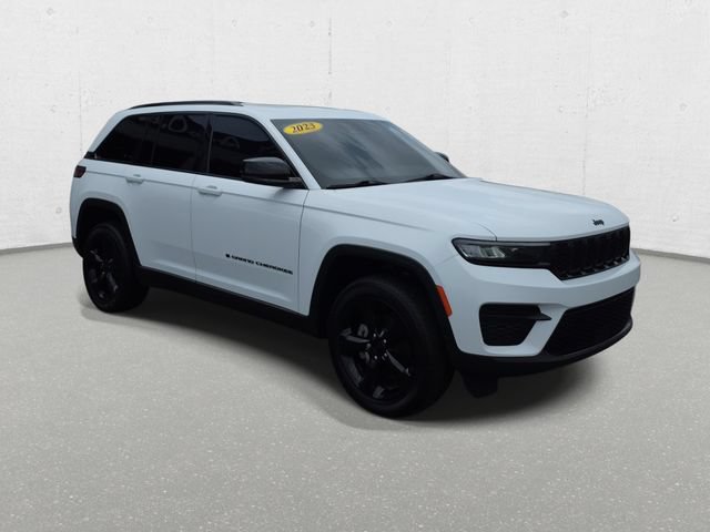 Used 2023 Jeep Grand Cherokee Altitude AWD/4WD image 3