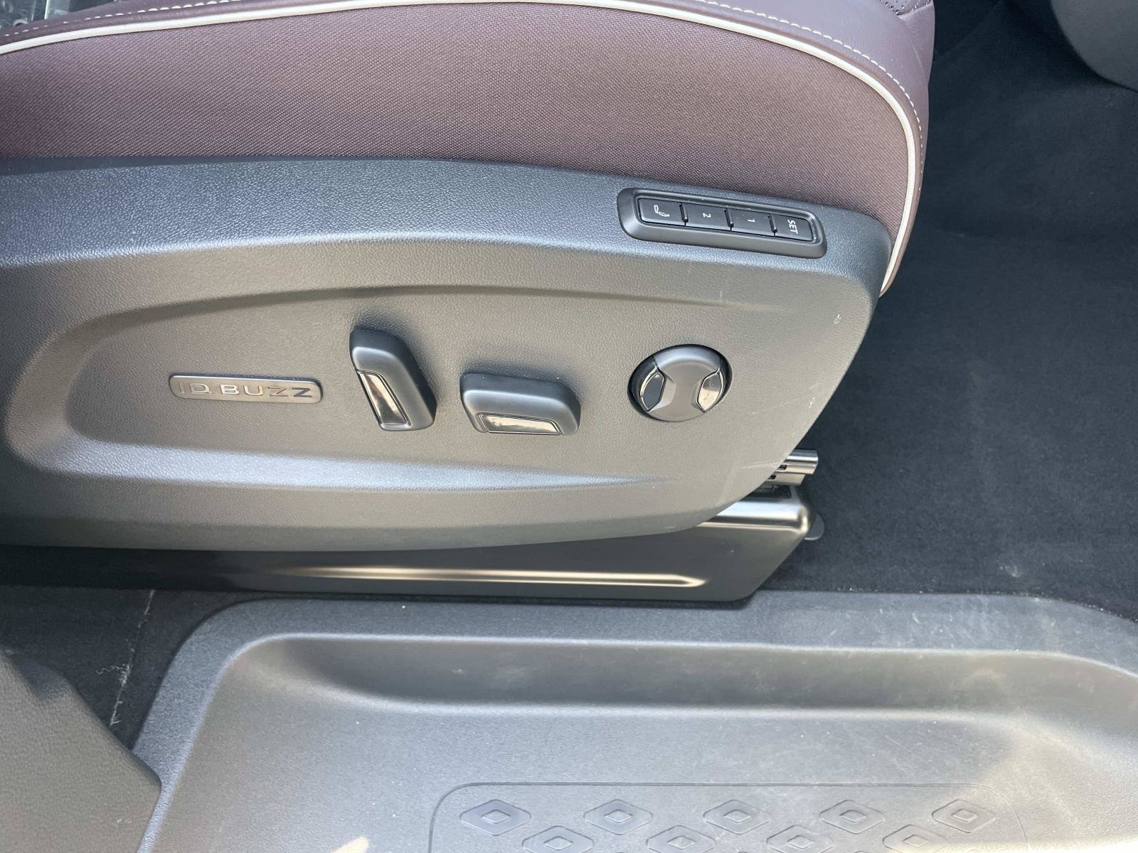 Certified 2025 Volkswagen ID. Buzz Pro S RWD image 28