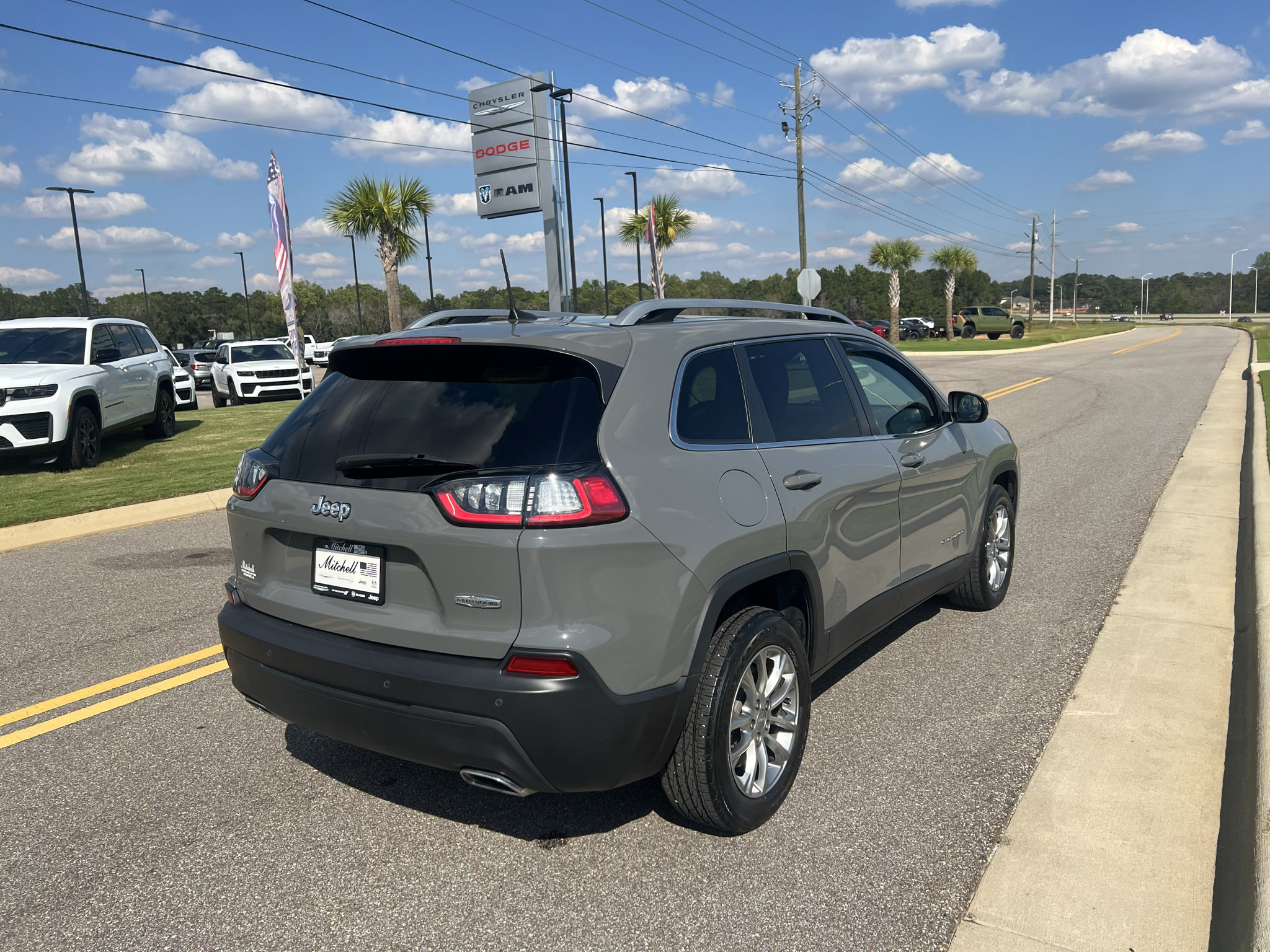 Used 2021 Jeep Cherokee Latitude Lux w/ Sun & Sound Group FWD image 5