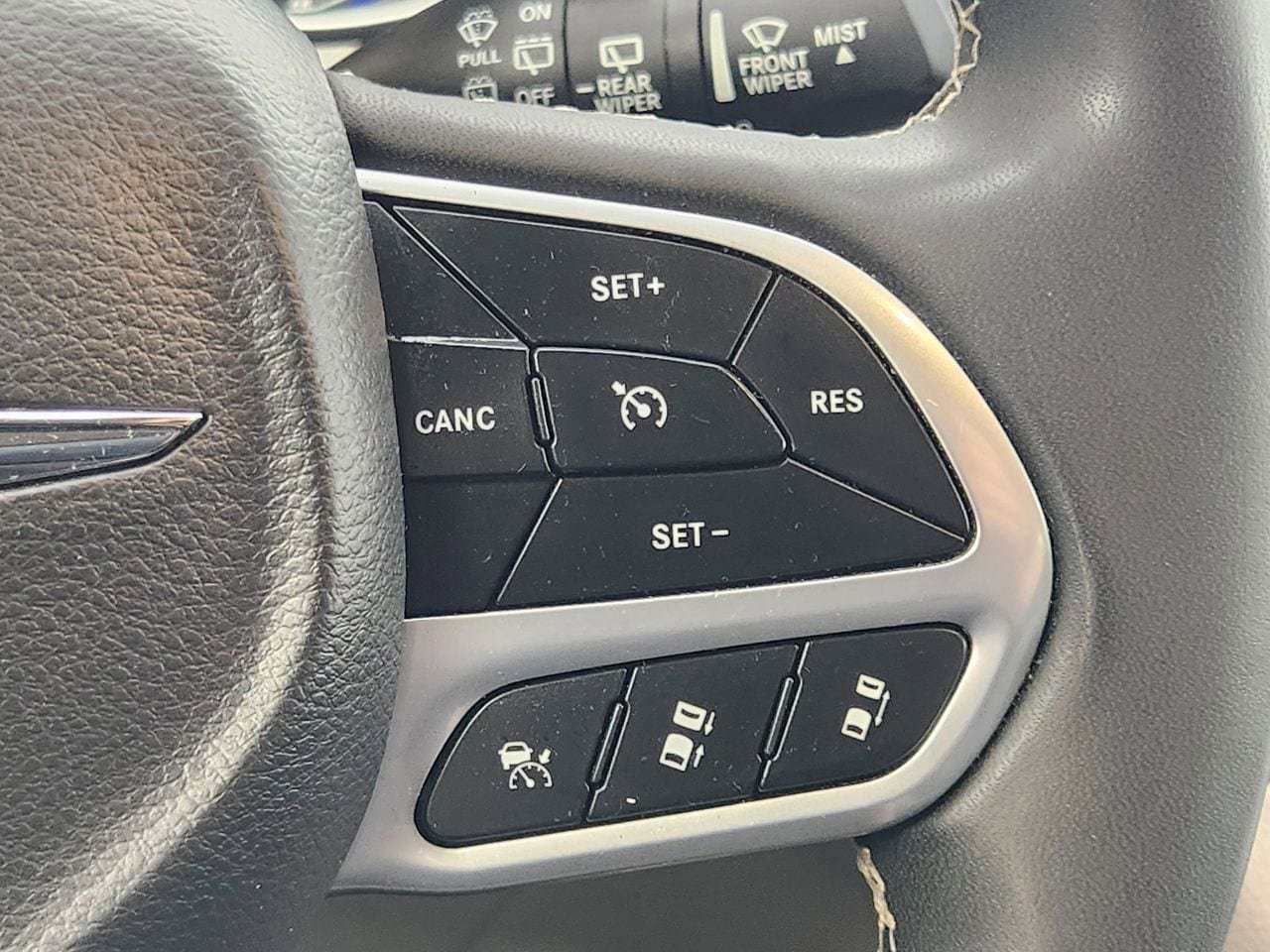 Used 2023 Chrysler Pacifica Touring-L FWD image 27