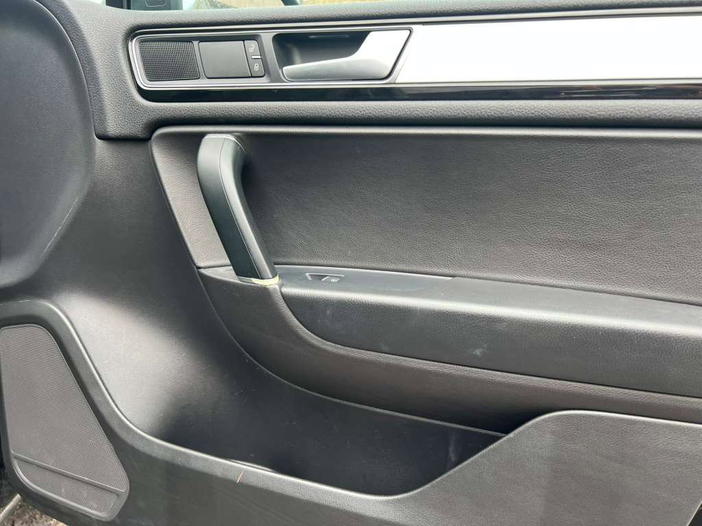 Used 2017 Volkswagen Touareg Wolfsburg Edition image 30