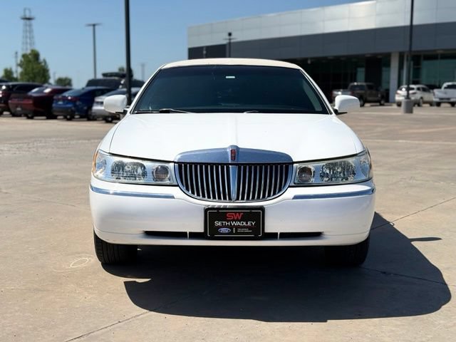 Used 2002 Lincoln Town Car Executive RWD image 3