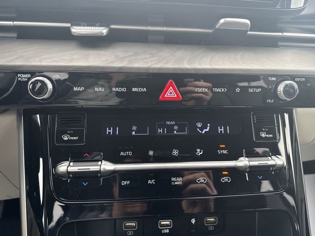 Used 2023 Kia Carnival EX image 18