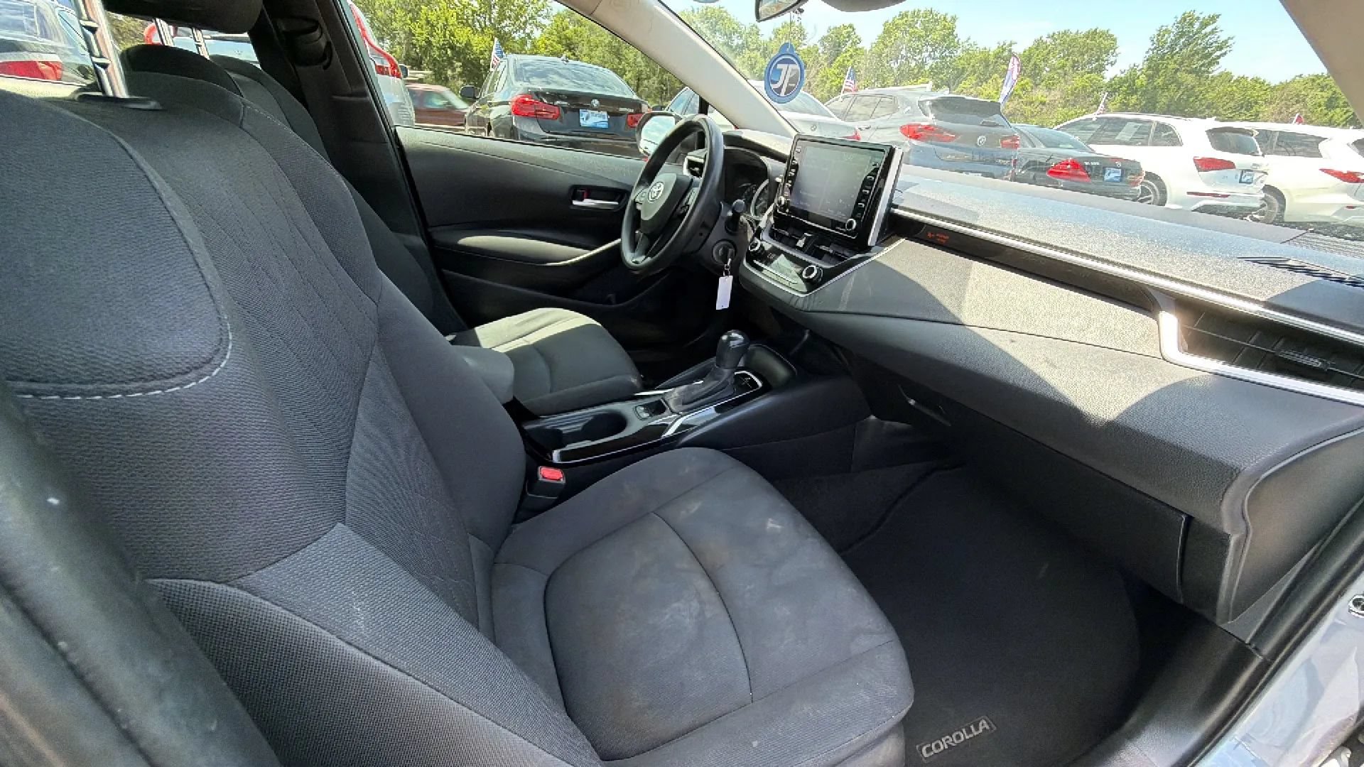 Used 2021 Toyota Corolla LE FWD image 2