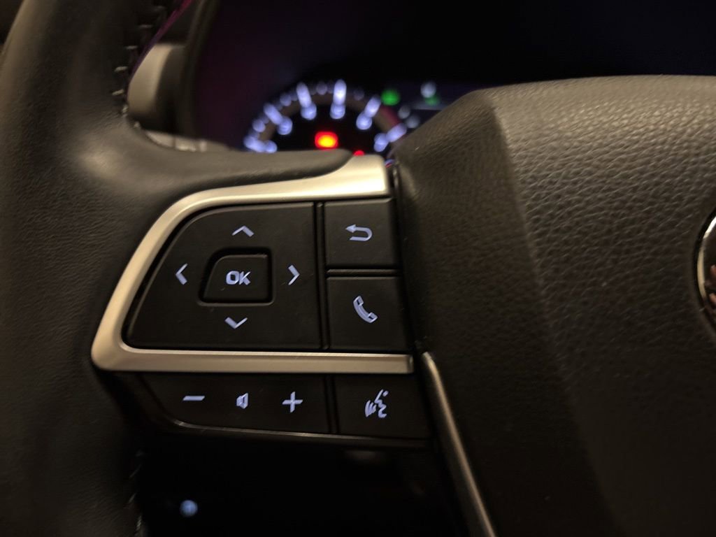 Used 2023 Toyota Highlander LE AWD/4WD image 16
