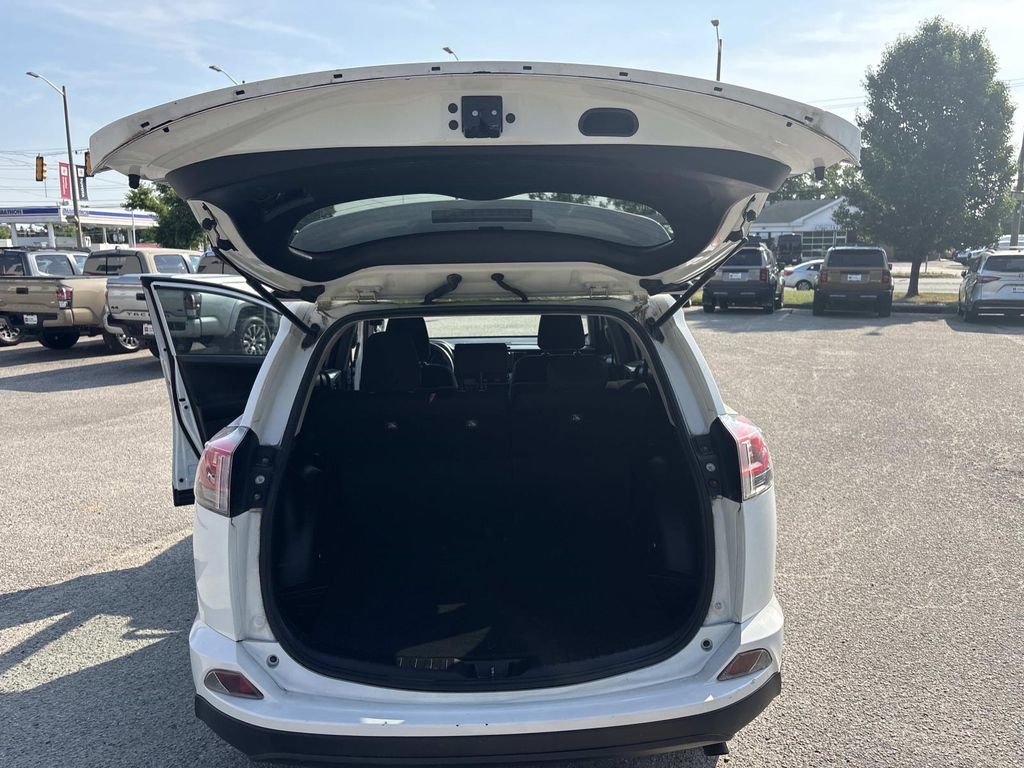 Used 2018 Toyota RAV4 LE FWD image 15