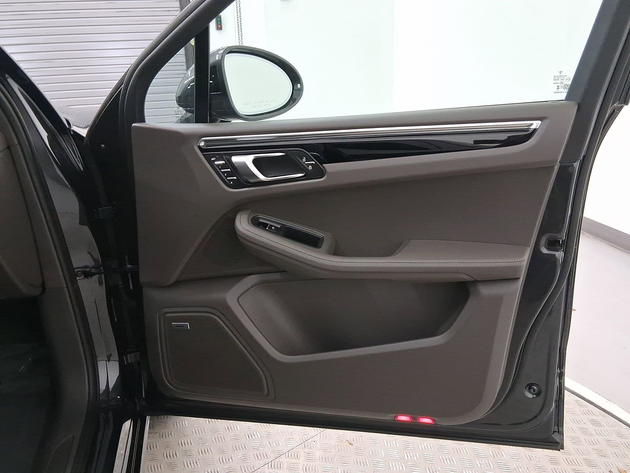 Used 2026 Porsche Macan image 34