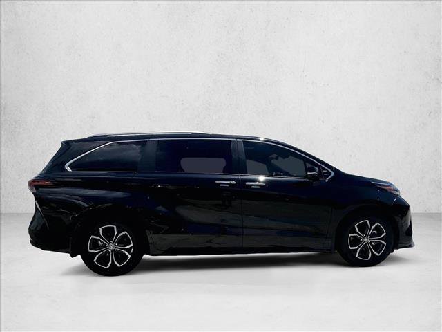 Used 2025 Toyota Sienna Platinum AWD/4WD image 3
