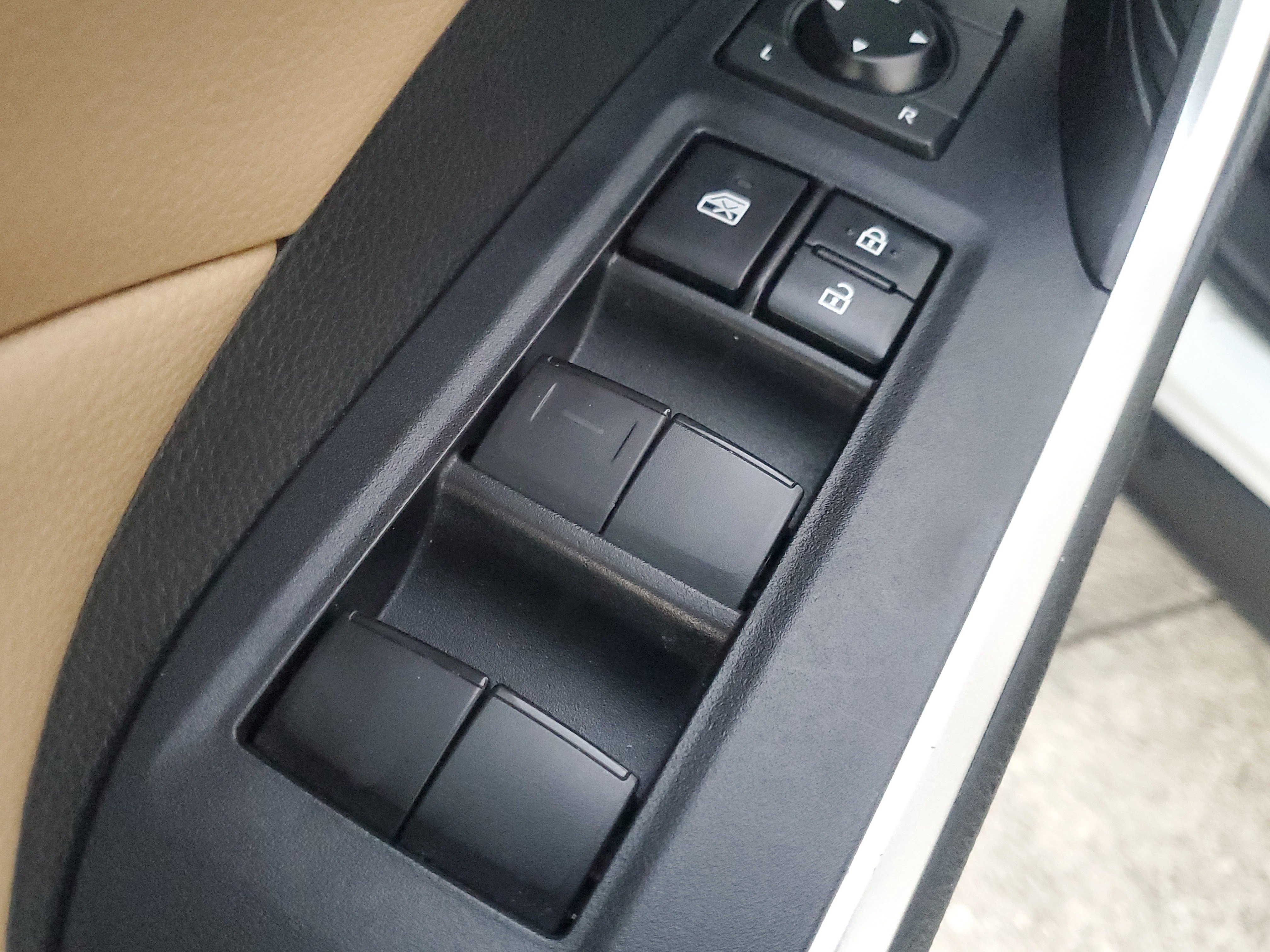 Used 2021 Toyota RAV4 LE image 19