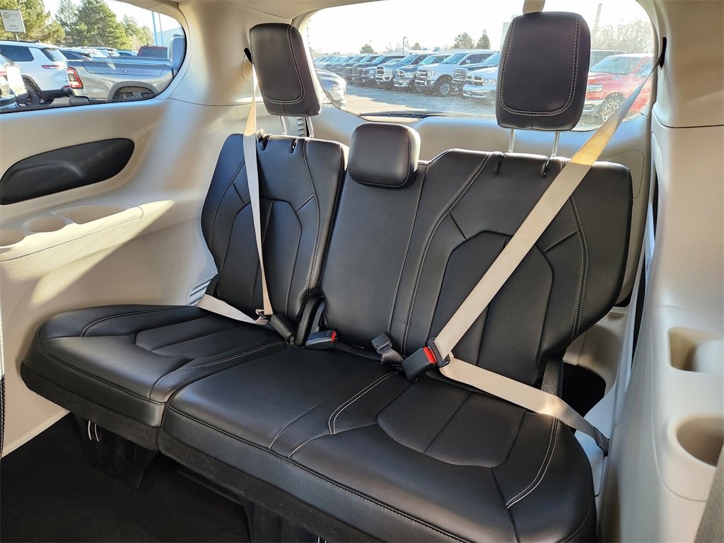 Used 2024 Chrysler Pacifica Touring-L image 10