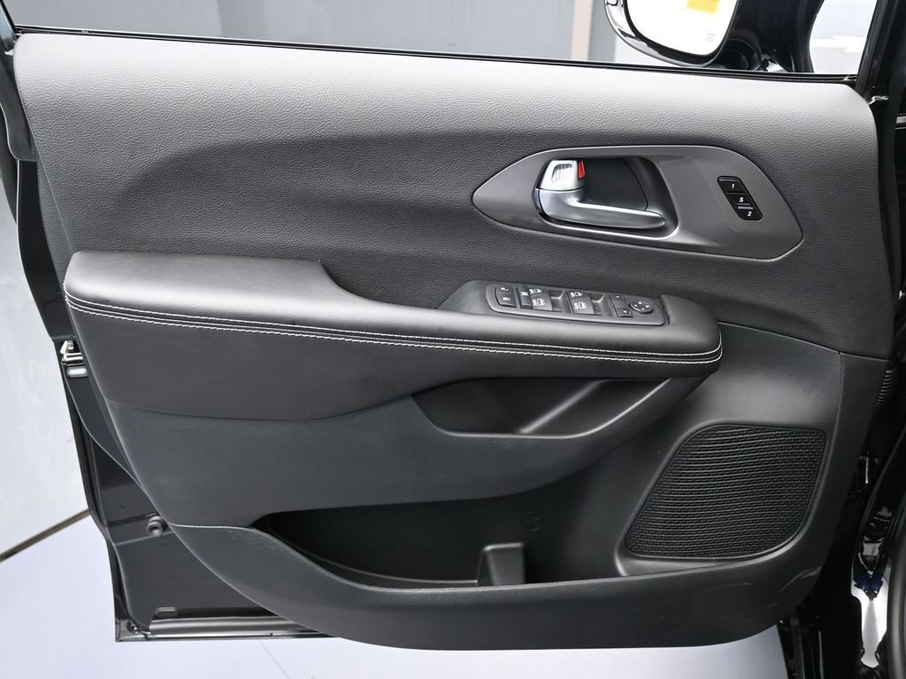 New 2026 Chrysler Pacifica Select w/ S Appearance Package FWD image 12