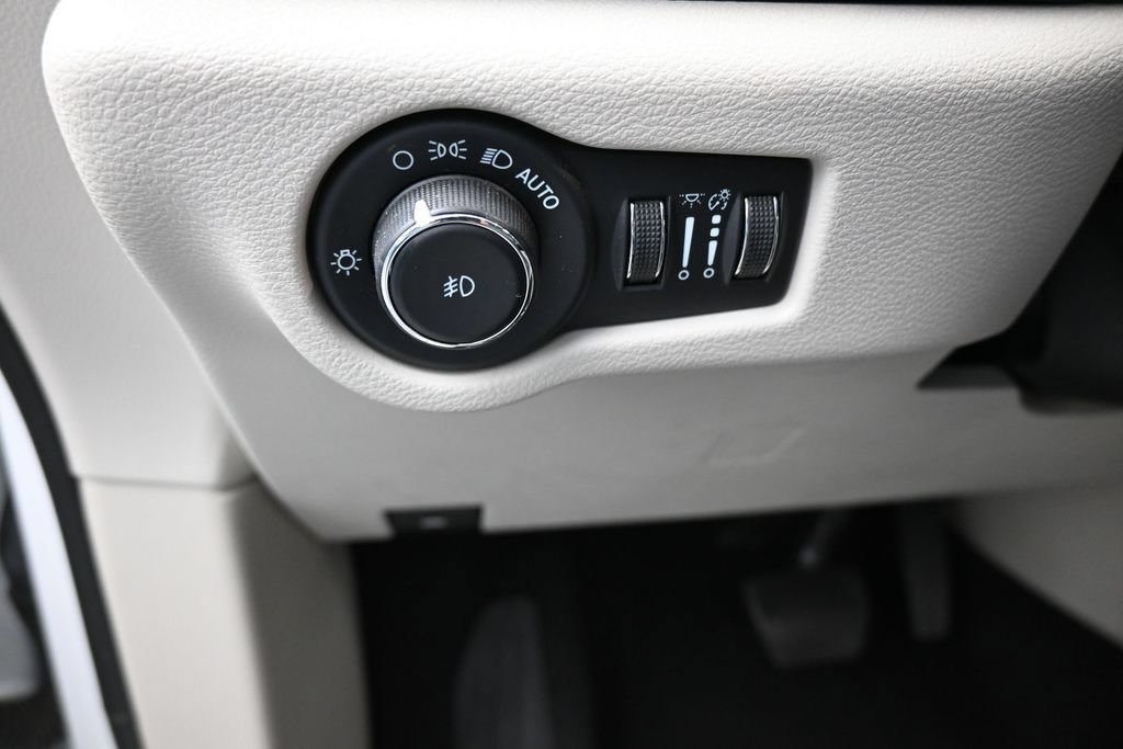 Used 2023 Chrysler Pacifica Touring-L FWD image 12