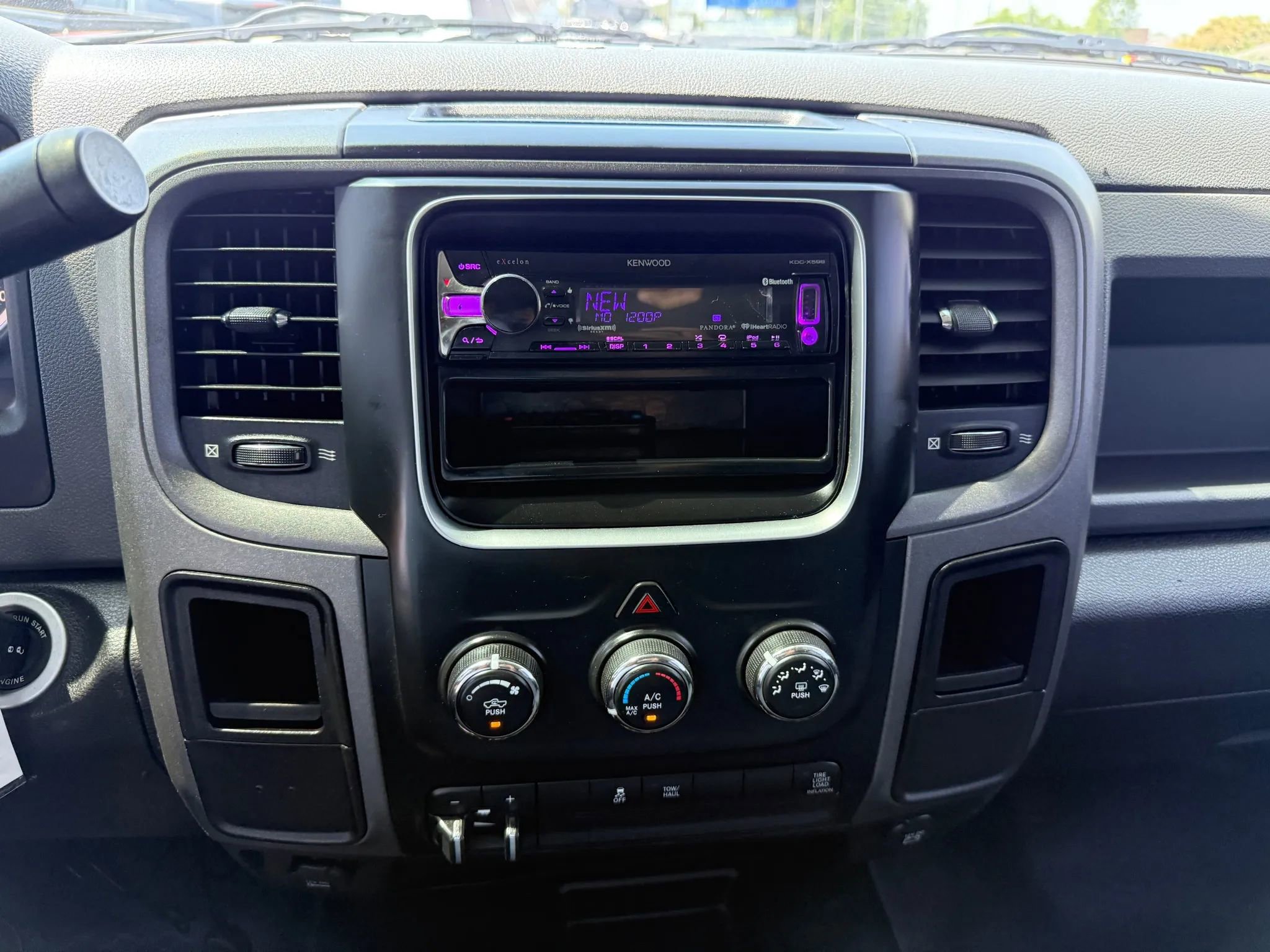 Used 2013 RAM 2500 Tradesman w/ Chrome Appearance Group image 16