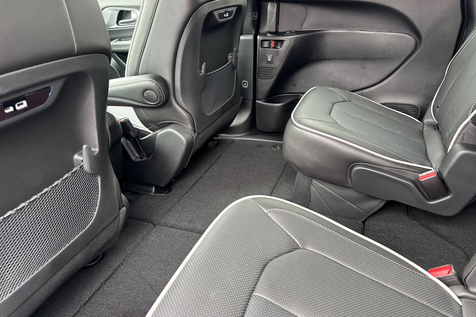 New 2026 Chrysler Pacifica Limited w/ S Appearance Package image 11