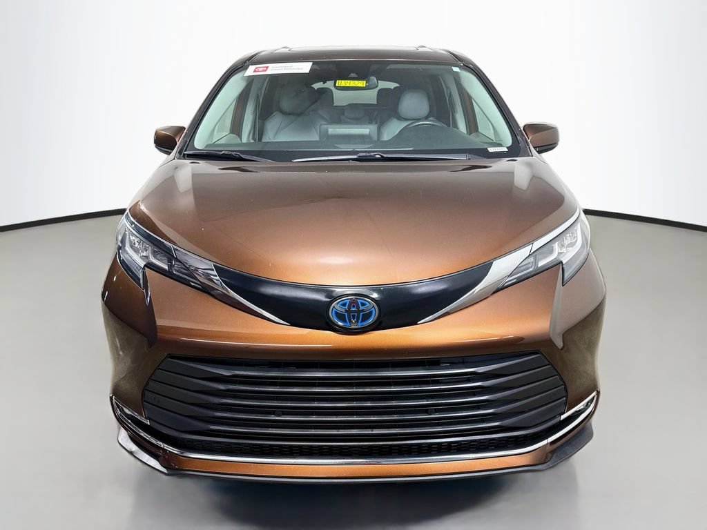 Used 2022 Toyota Sienna XLE FWD image 2