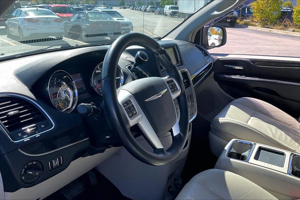 Used 2011 Chrysler Town & Country Limited FWD image 18