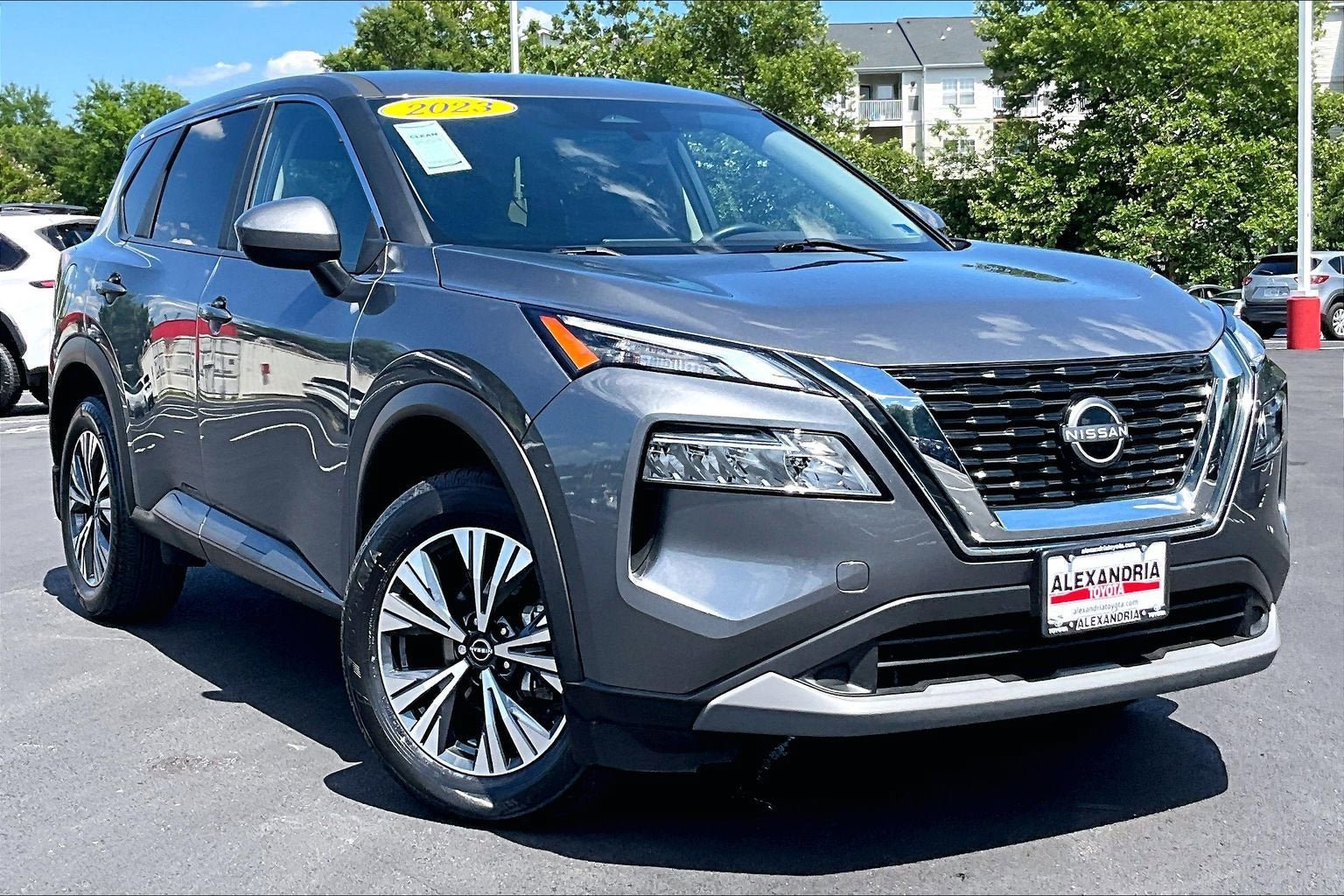 Used 2023 Nissan Rogue SV AWD/4WD image 2