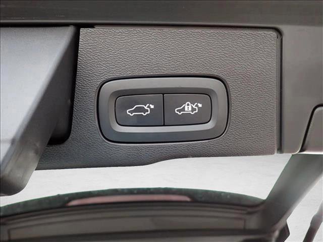 Used 2022 Volvo XC60 B5 Momentum image 9